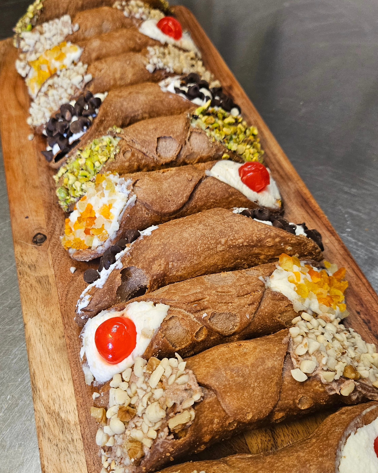 A board of freshly filled Sicilian cannoli