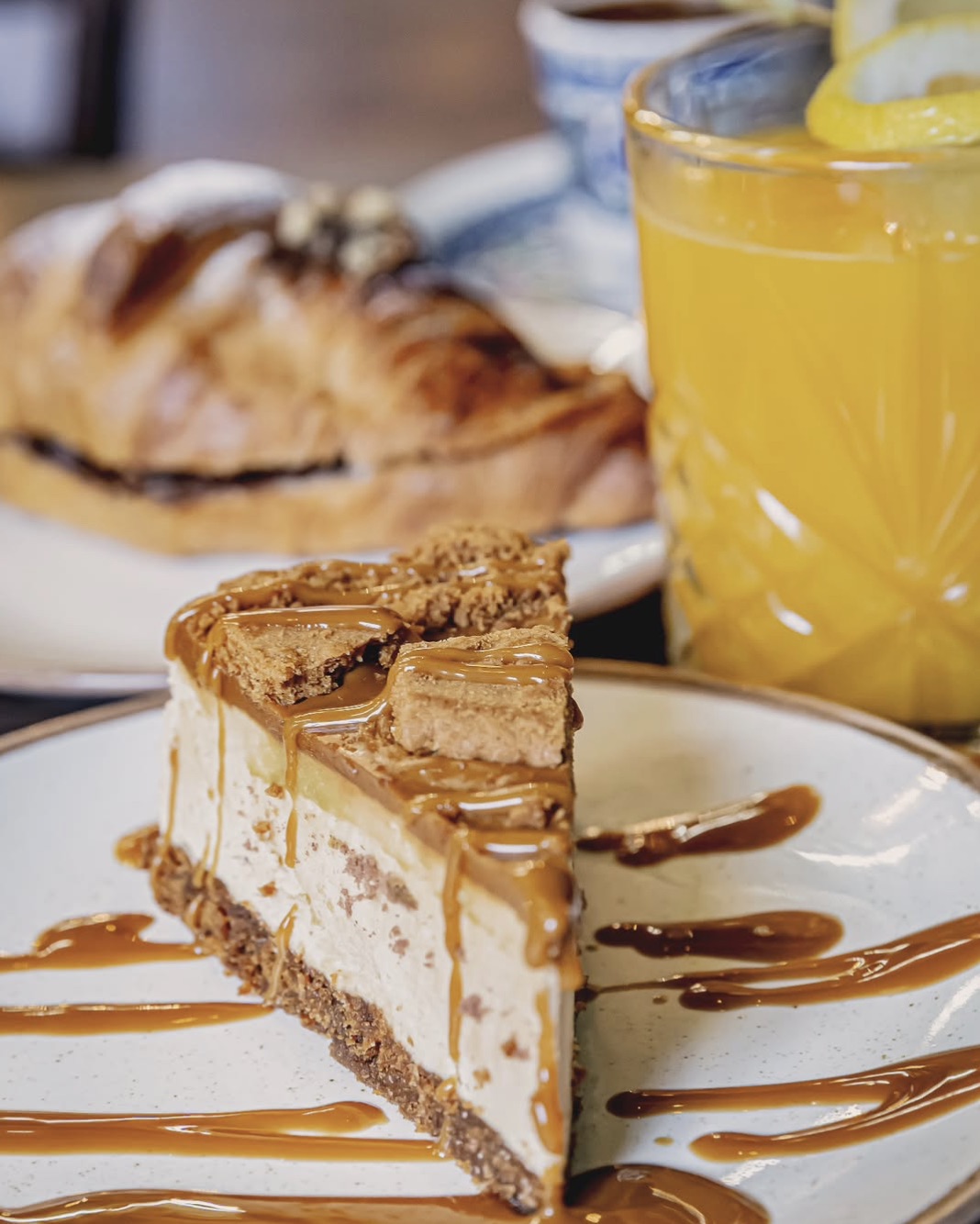 Lotus Biscoff cheesecake with caramel sauce